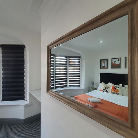 Only Family Groups - Pets Stay For Free - Sleeps 8 - Sofabed Blackpool Bagian luar foto