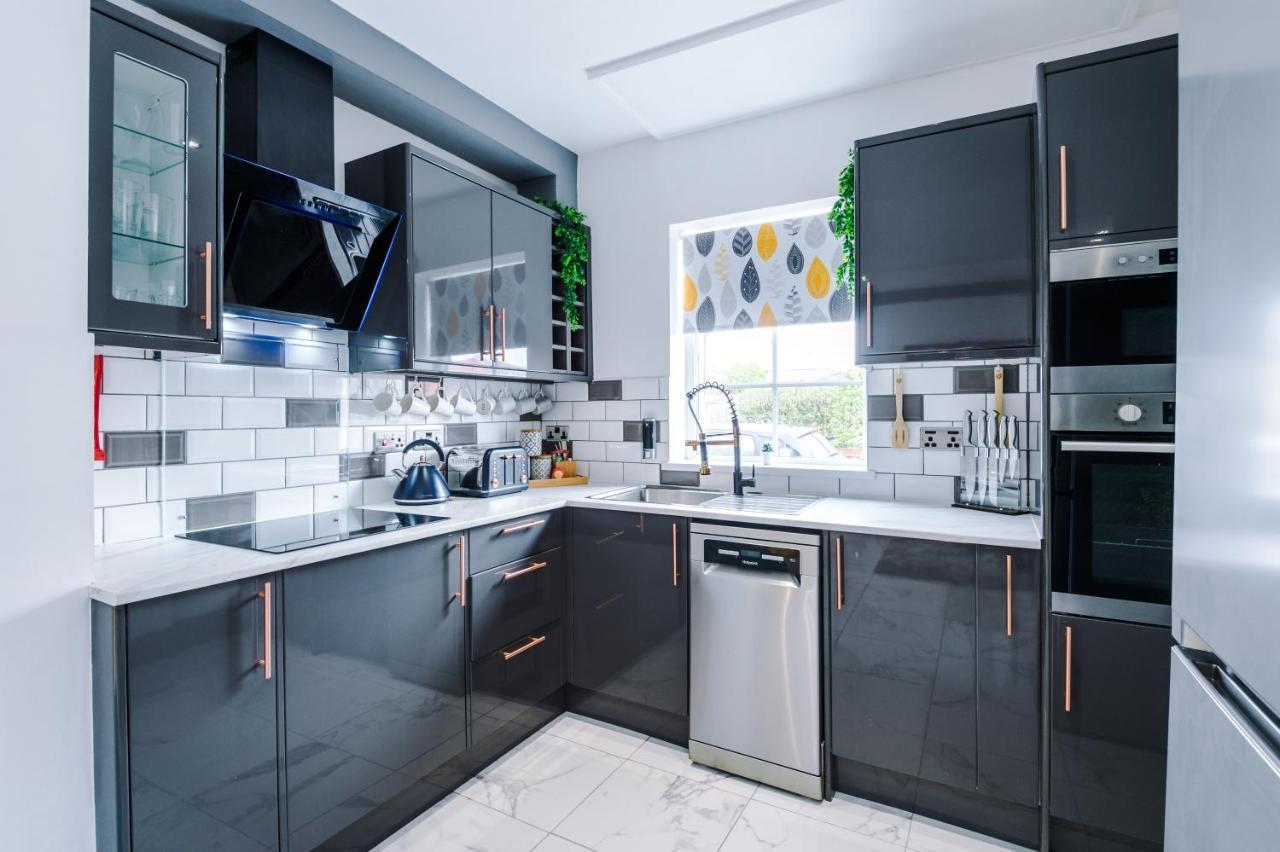 Only Family Groups - Pets Stay For Free - Sleeps 8 - Sofabed Blackpool Bagian luar foto