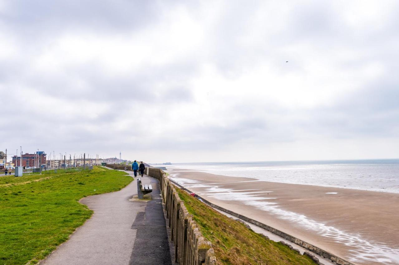 Only Family Groups - Pets Stay For Free - Sleeps 8 - Sofabed Blackpool Bagian luar foto
