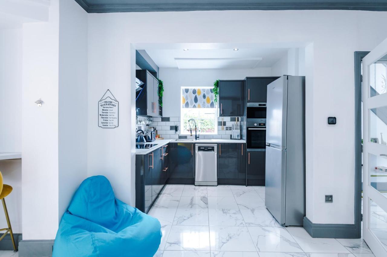 Only Family Groups - Pets Stay For Free - Sleeps 8 - Sofabed Blackpool Bagian luar foto