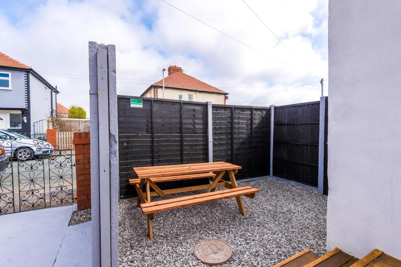 Only Family Groups - Pets Stay For Free - Sleeps 8 - Sofabed Blackpool Bagian luar foto