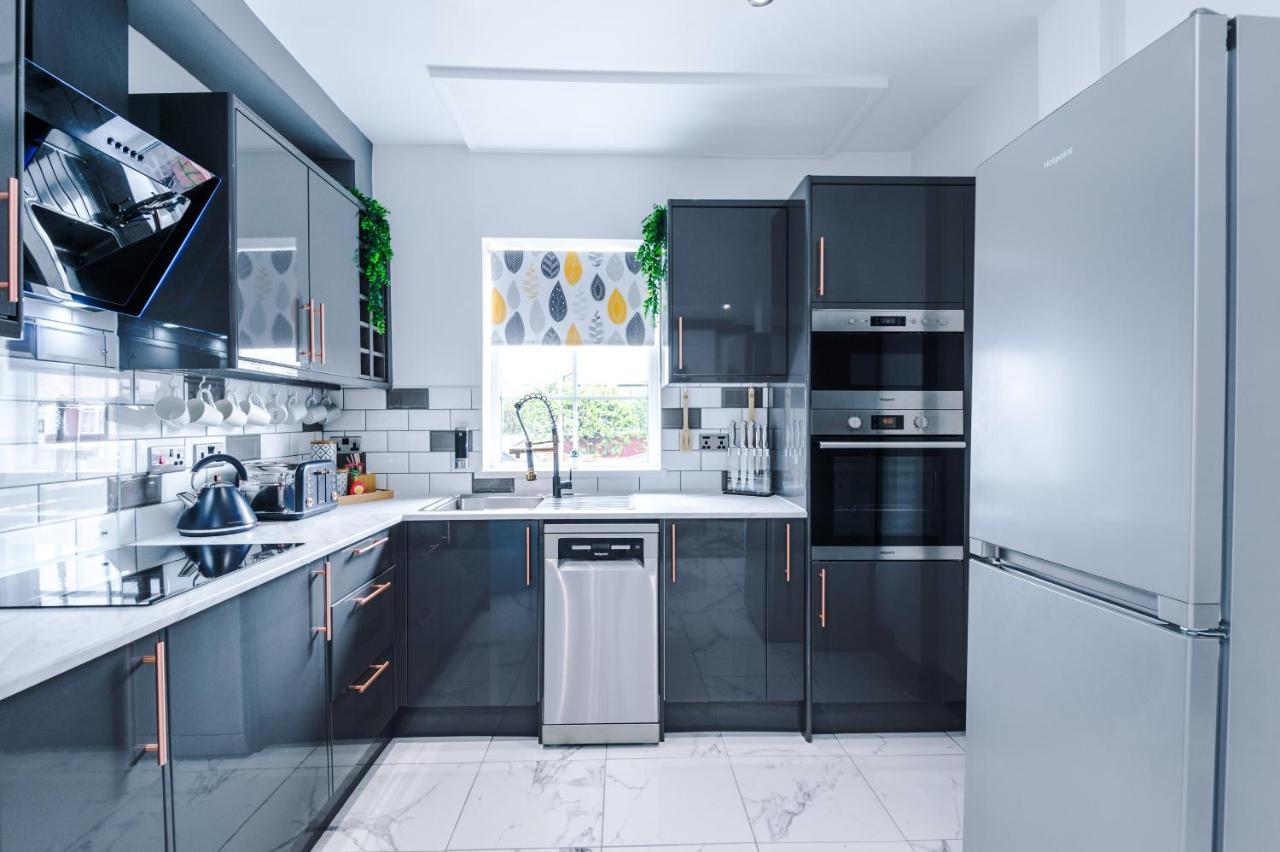 Only Family Groups - Pets Stay For Free - Sleeps 8 - Sofabed Blackpool Bagian luar foto