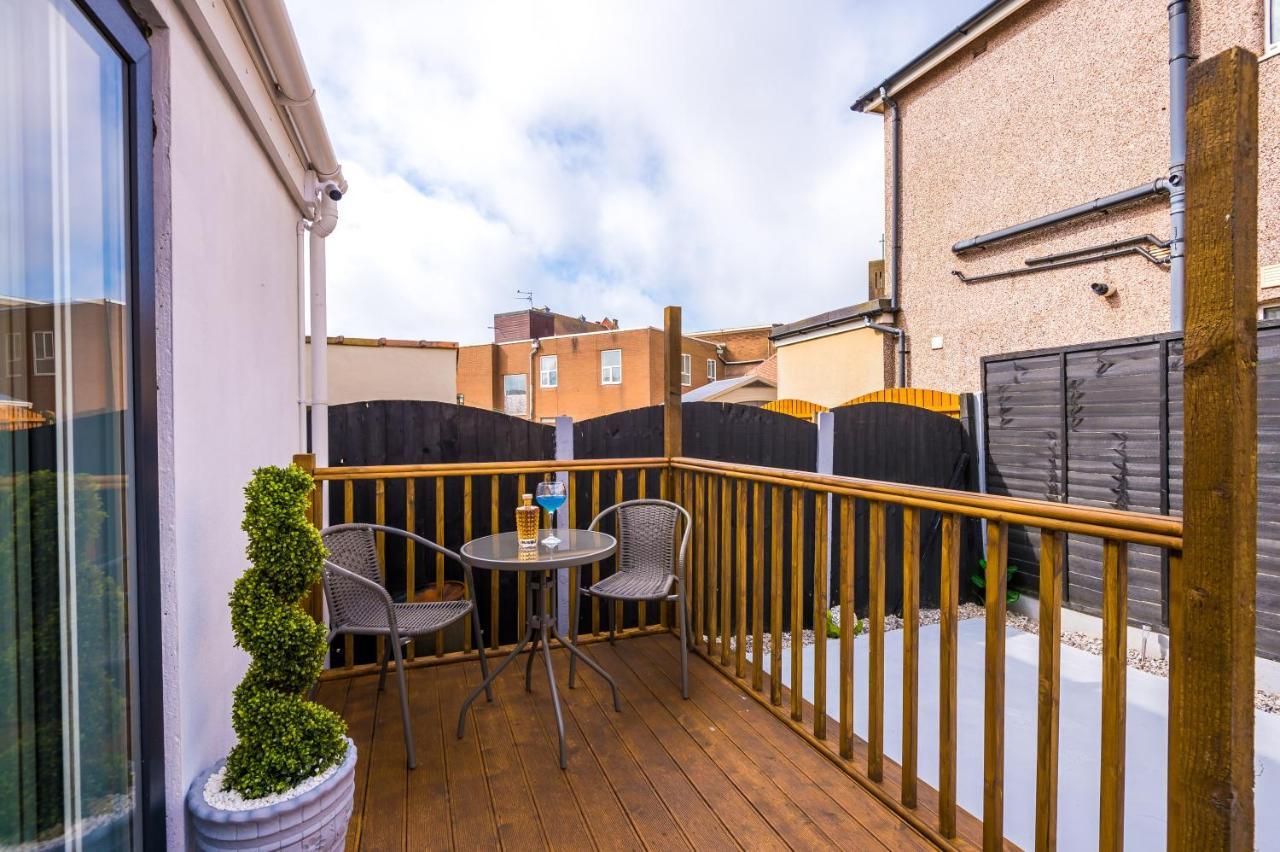 Only Family Groups - Pets Stay For Free - Sleeps 8 - Sofabed Blackpool Bagian luar foto